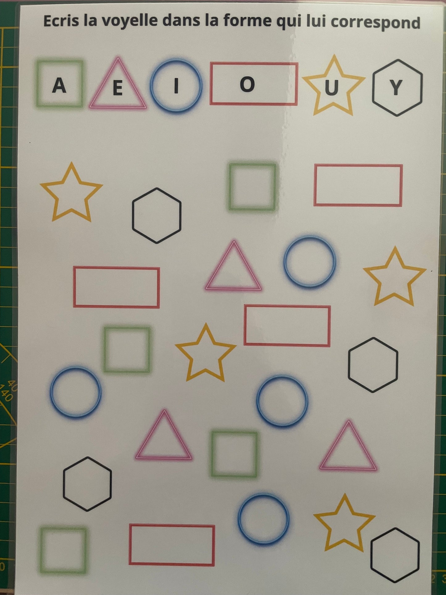 Support pédagogique effaçable Apprendre les voyelles avec formes géométriques colorées à associer aux voyelles
