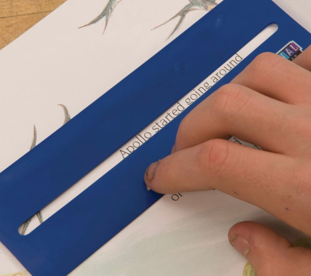 Réglette de lecture utilisée pour suivre une ligne de texte, aide à la concentration des enfants en lecture.
