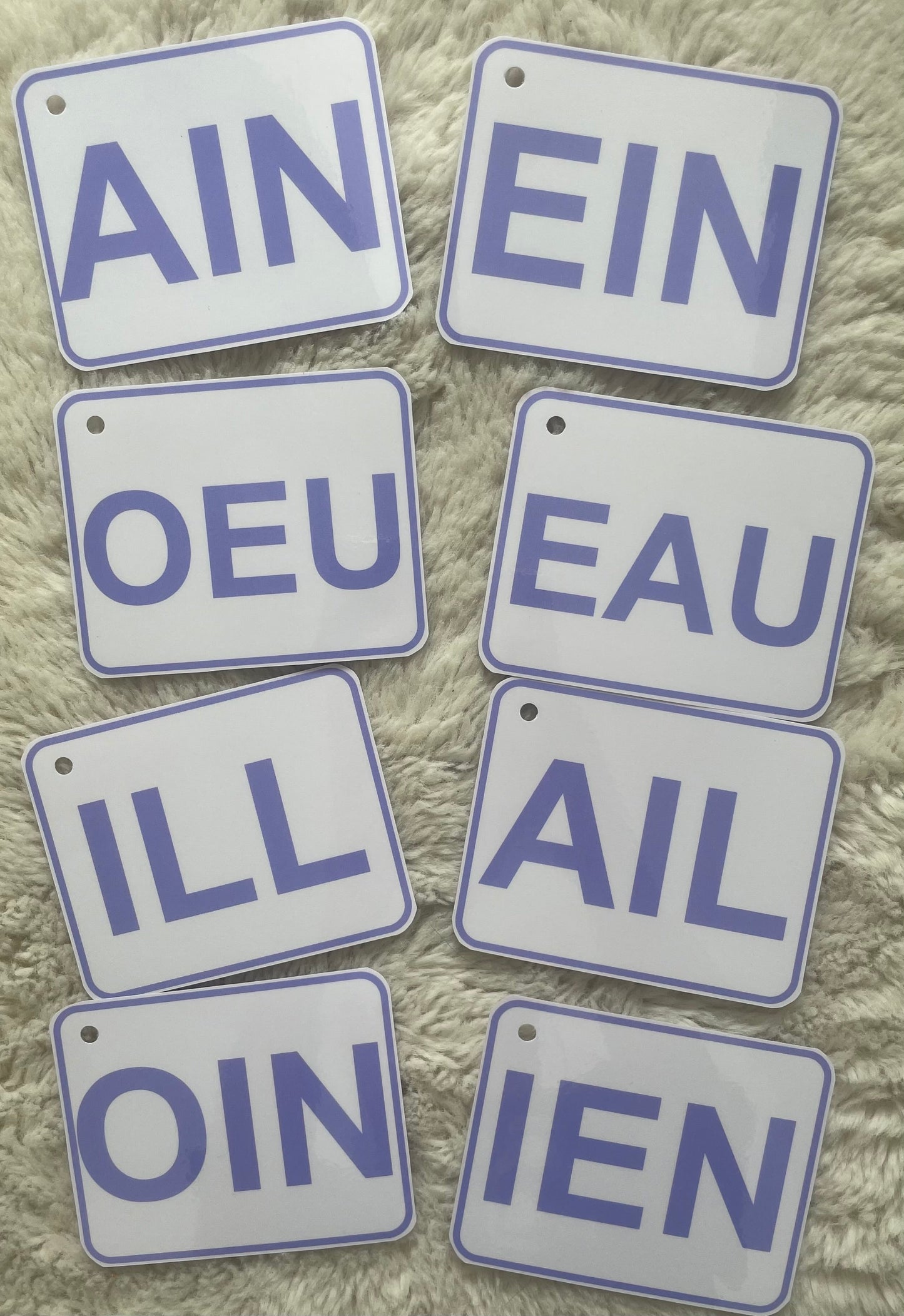 Cartes L'anneau des Sons pour apprentissage lecture avec digrammes et trigrammes en lettres violettes sur fond blanc.