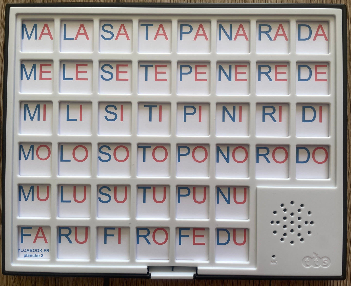 Tableau bavard ludique et sonore pour apprendre à lire avec cases interactives et sons programmables.