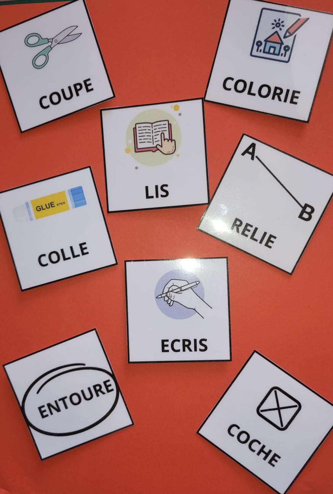 Les premières consignes – CP 📘 | Support A4 plastifié + 8 étiquettes à scratch 🖍️ Comprendre et manipuler les consignes de base dès l’entrée en CP