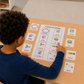 Les premières consignes – CP 📘 | Support A4 plastifié + 8 étiquettes à scratch 🖍️ Comprendre et manipuler les consignes de base dès l’entrée en CP