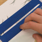 Réglette de lecture utilisée pour suivre une ligne de texte, aide à la concentration des enfants en lecture.