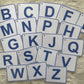 Cartes de l'anneau des Sons avec lettres majuscules bleues pour apprentissage lecture enfant