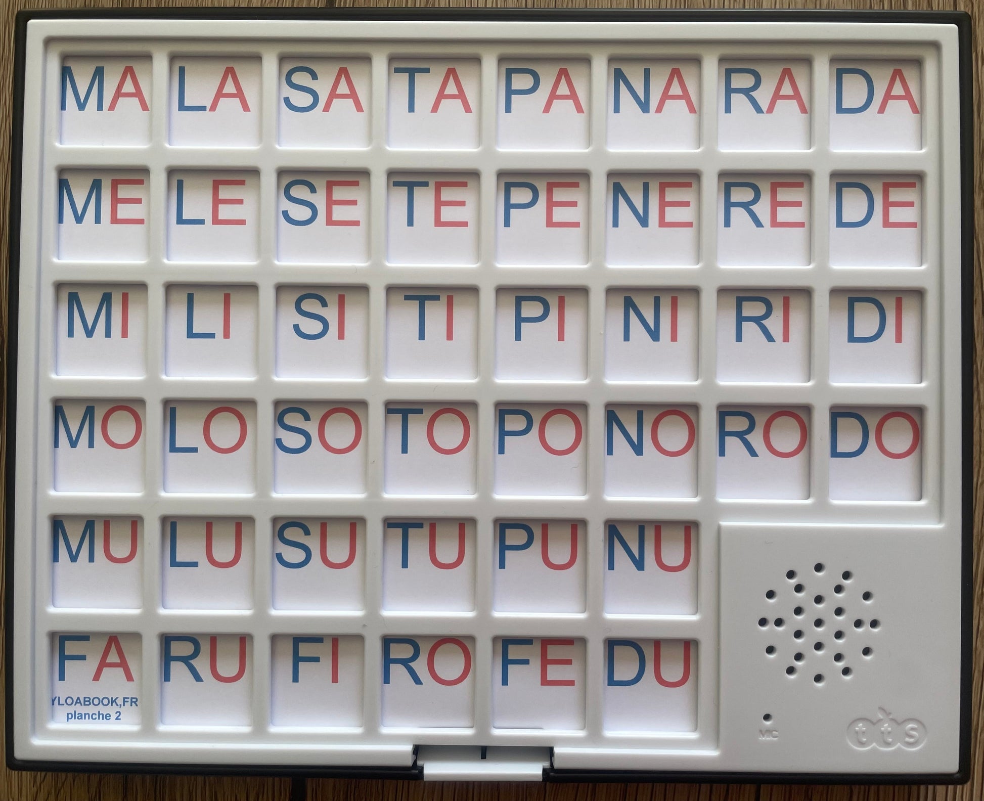 Tableau bavard ludique et sonore pour apprendre à lire avec cases interactives et sons programmables.