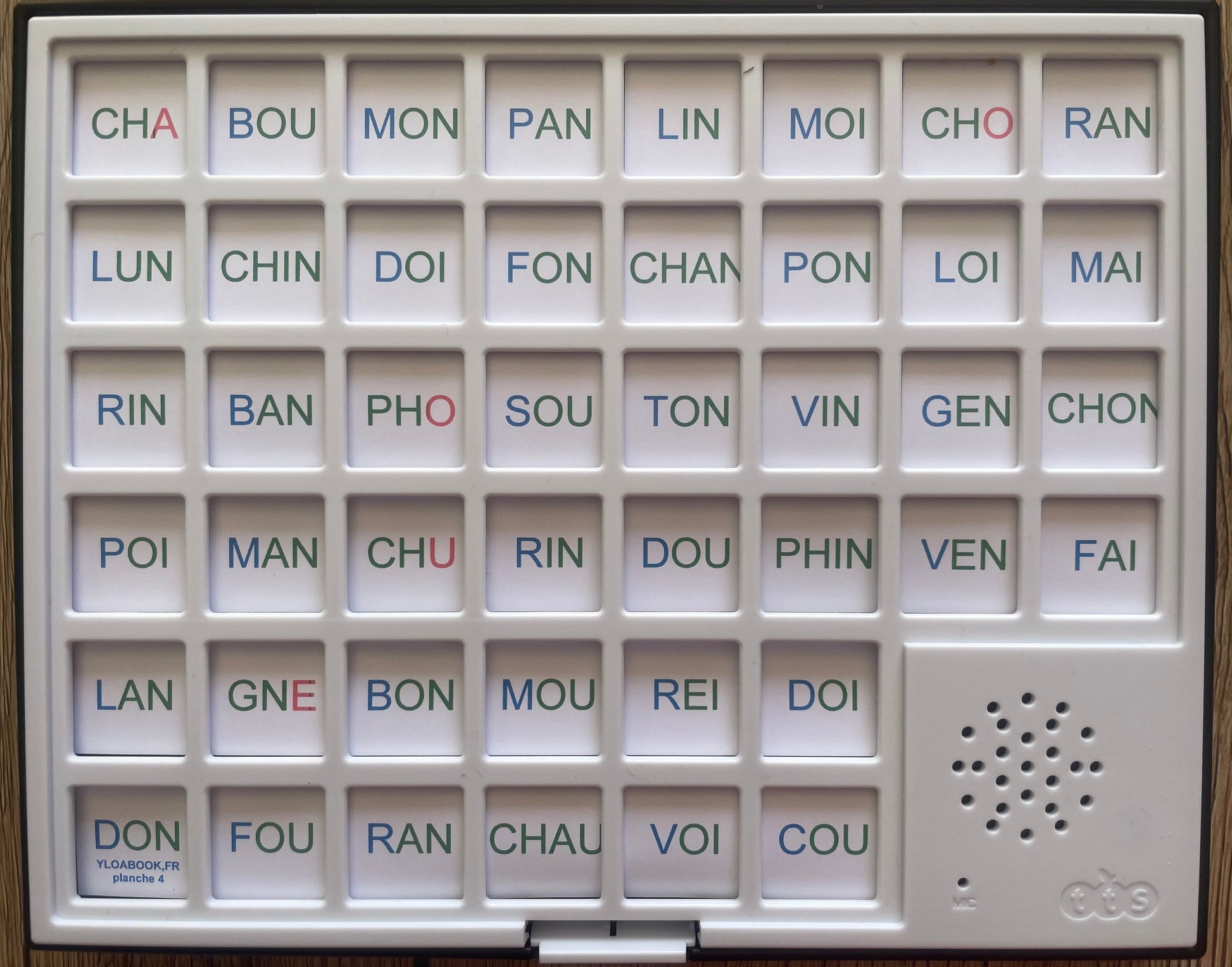 Tableau bavard de lecture avec cases sonores pour apprendre les sons, syllabes et mots aux enfants.
