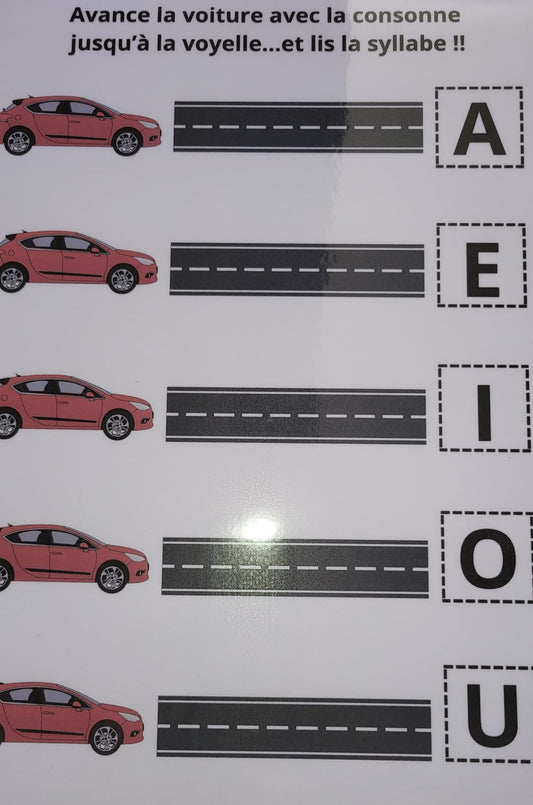 en route pour la lecture - enfant manipulant les étiquettes de syllabes et sons 