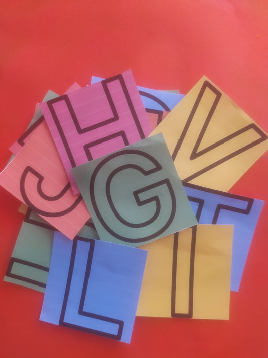 26 étiquettes plastifiées alphabet script majuscule (à utiliser avec le tableau de communication si on le souhaite)