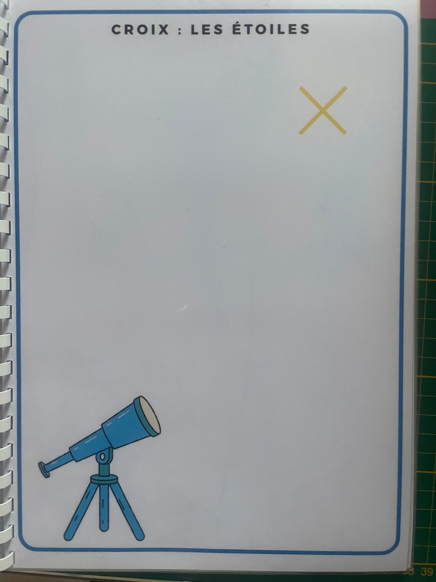 Page de livret de graphisme avec activité croix et étoiles, plastifiée et réutilisable, format A4.