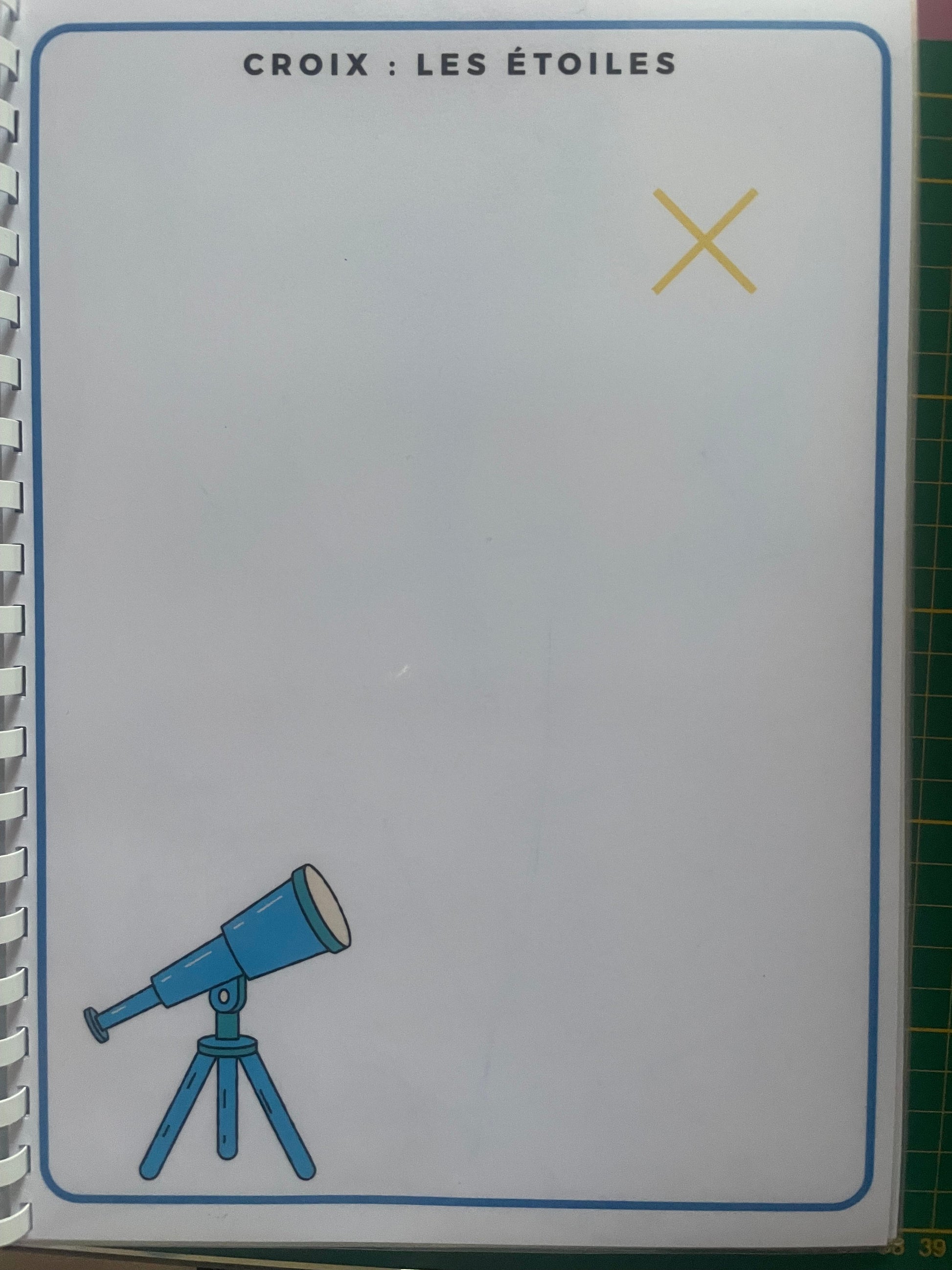 Page de livret de graphisme avec activité croix et étoiles, plastifiée et réutilisable, format A4.