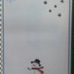 Page du livret de graphisme avec motifs étoiles, flocons et bonhomme de neige pour motricité fine enfant.