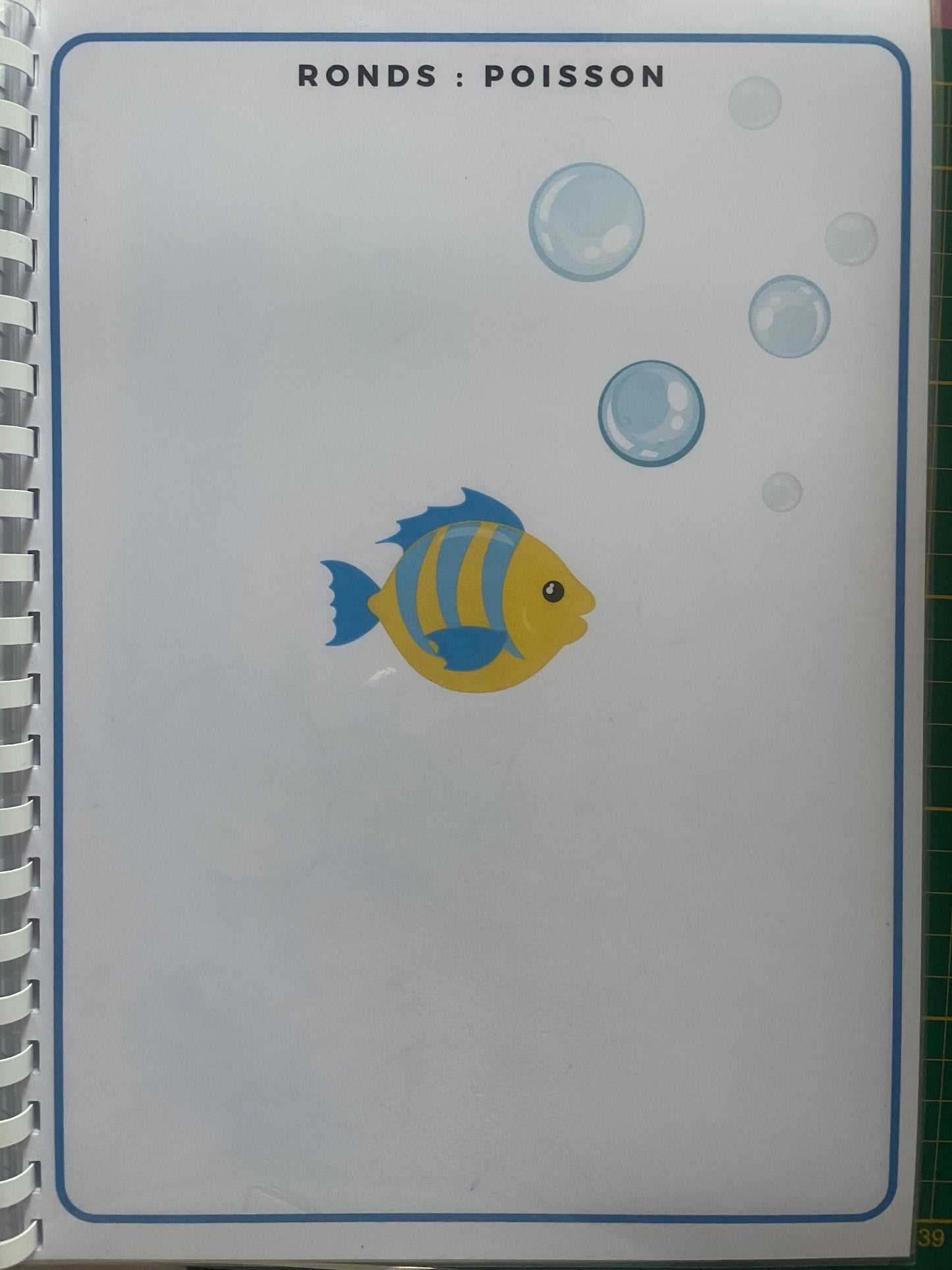 Page du livret de graphisme avec un poisson et des bulles pour exercices de motricité fine maternelle