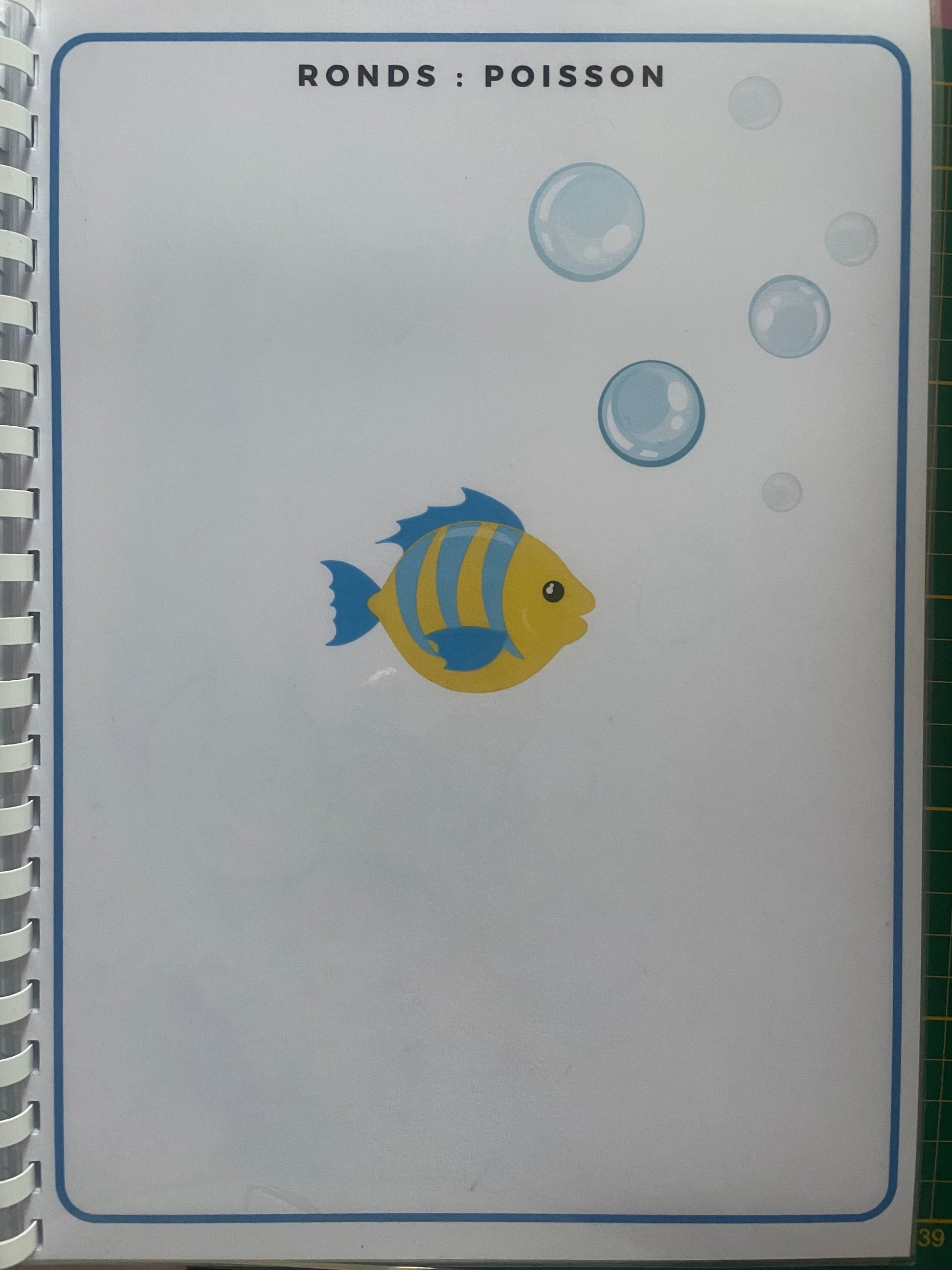 Page du livret de graphisme avec un poisson et des bulles pour exercices de motricité fine maternelle