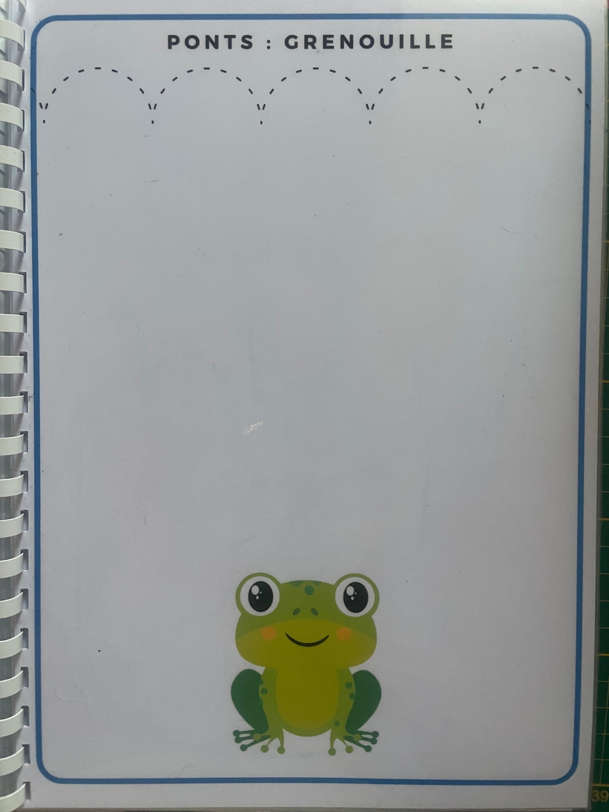 Page du livret de graphisme avec exercice de tracé de ponts et illustration de grenouille pour maternelle.