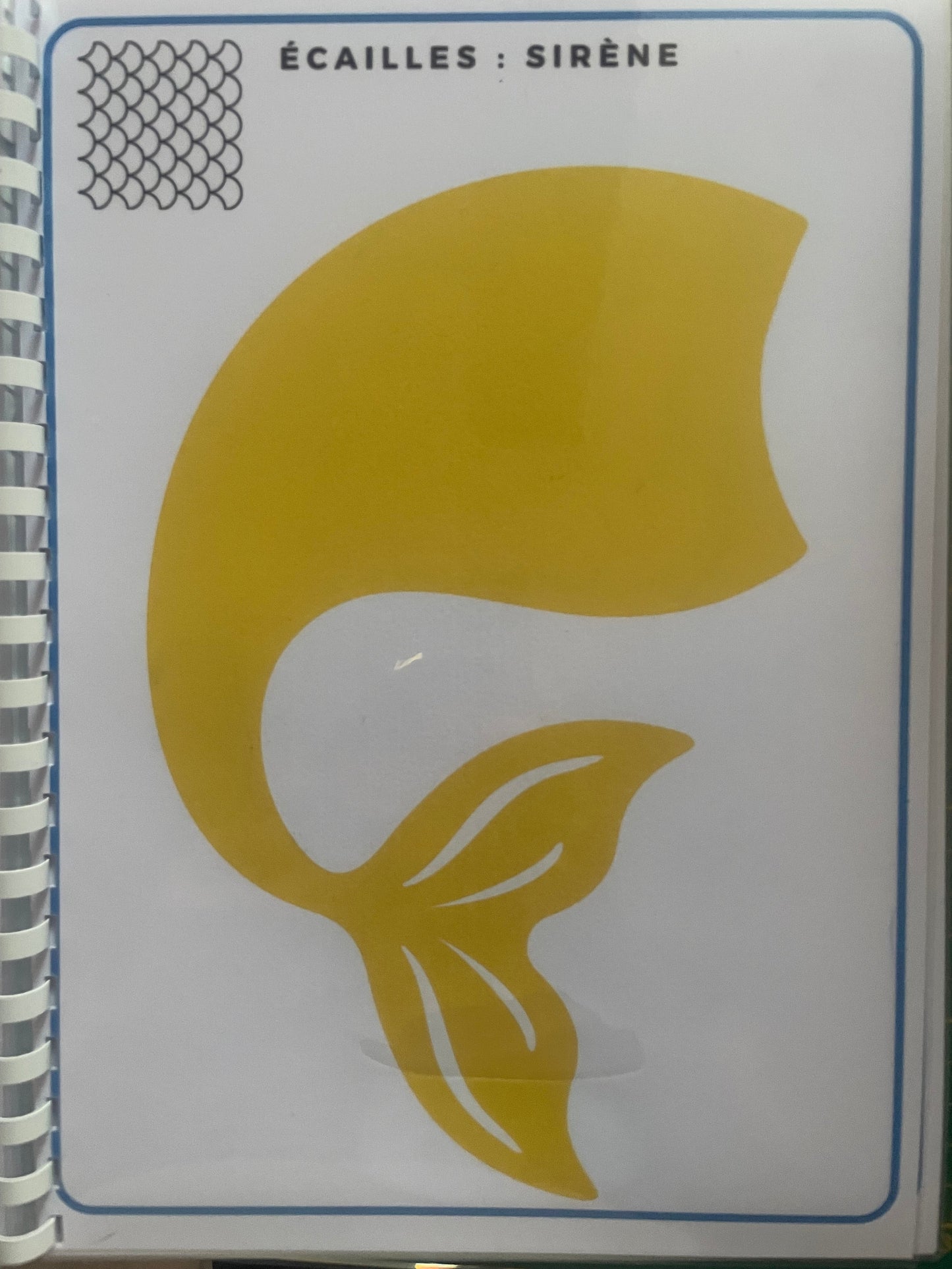 Fiche plastifiée du livret de graphisme avec motif écailles de sirène pour motricité fine.