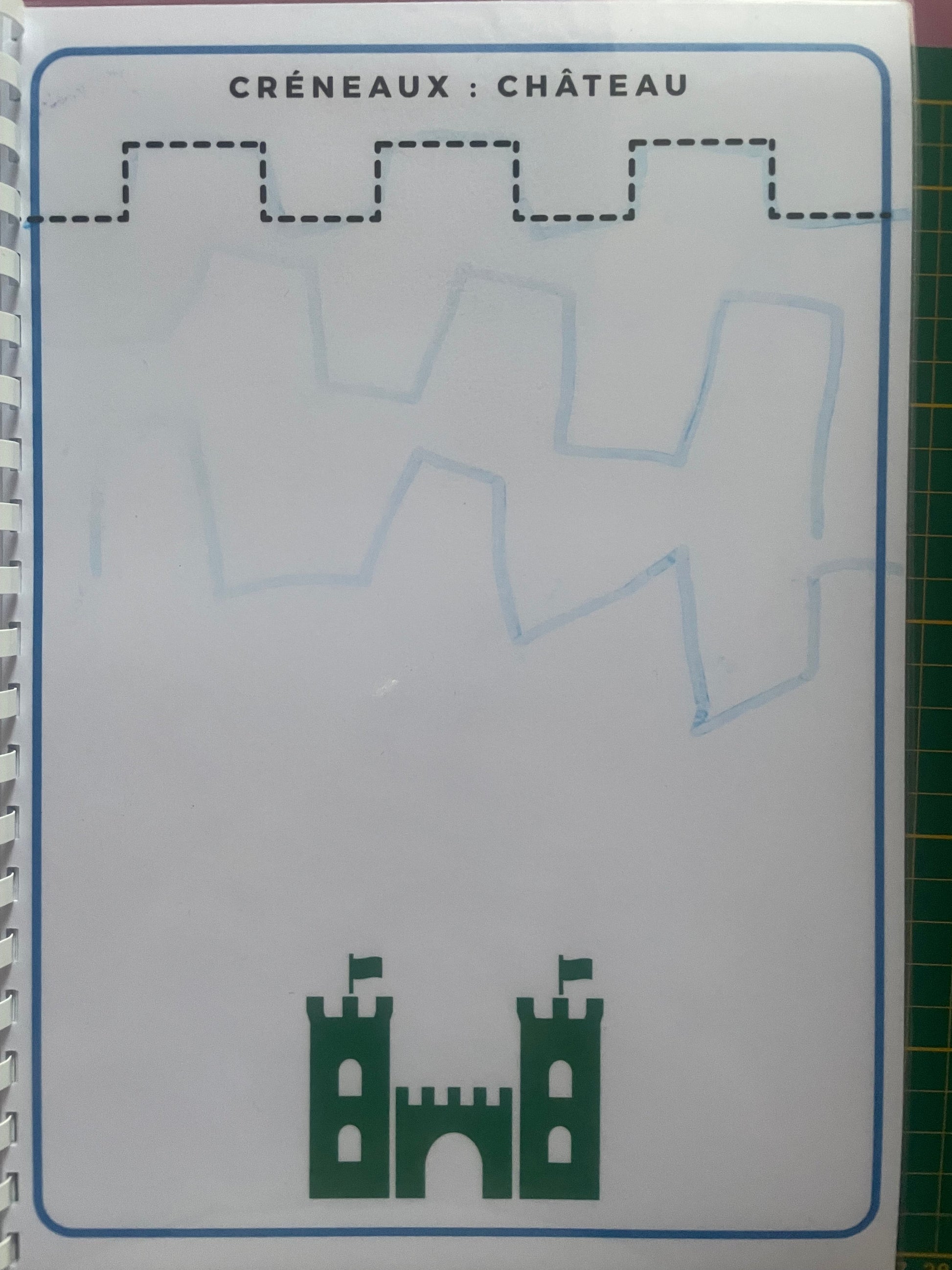 Page du livret de graphisme avec exercice de tracé des créneaux d’un château en plastique réutilisable A4