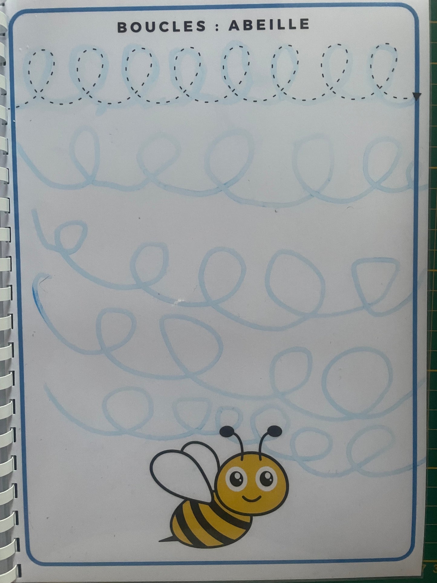 Fiche plastifiée livret de graphisme boucle abeille pour motricité fine enfants maternelle