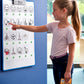 Enfant utilisant un tableau de communication parlant YLOABOOK avec pictogrammes pour exprimer ses besoins